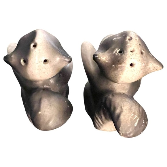 Vintage Ceramic Kissing Skunk Salt & Pepper Shakers Gray & White Kitschy Retro - Picture 4 of 12